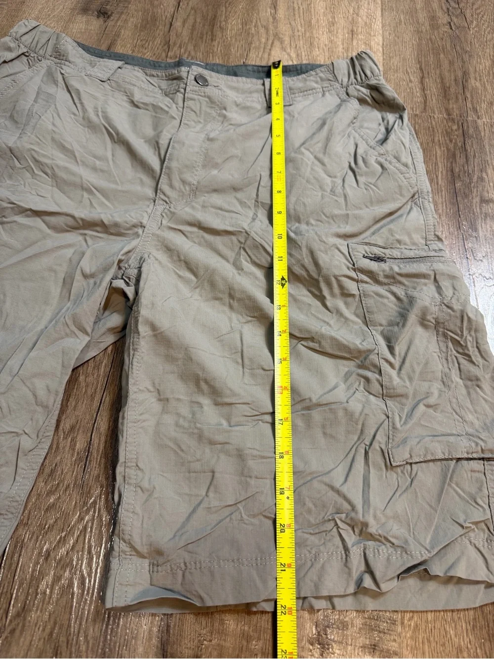 Columbia Men's Cargo Shorts in Light Khaki